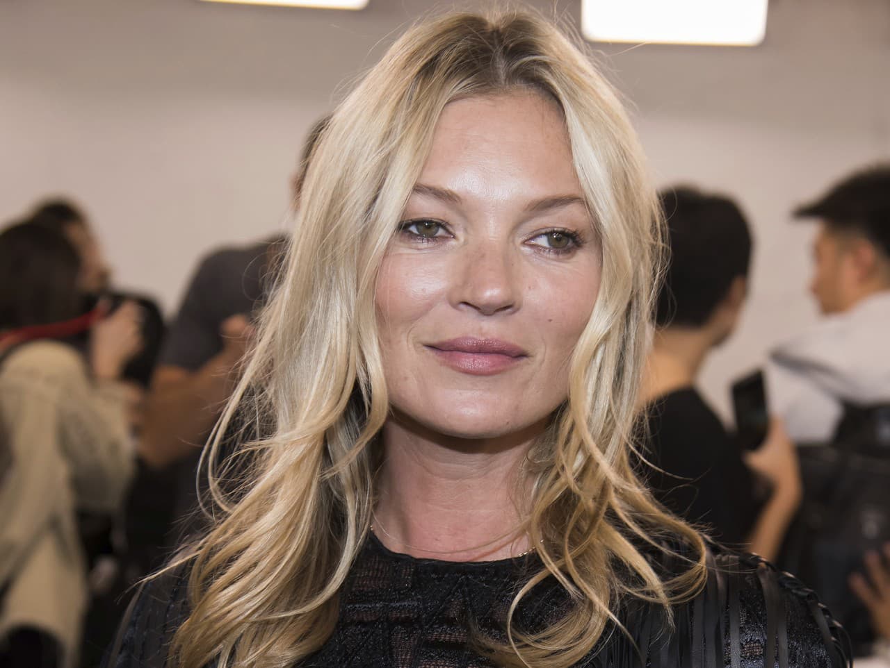 Kate Moss opäť šokuje: Paríž ovládla priehľadná blúzka