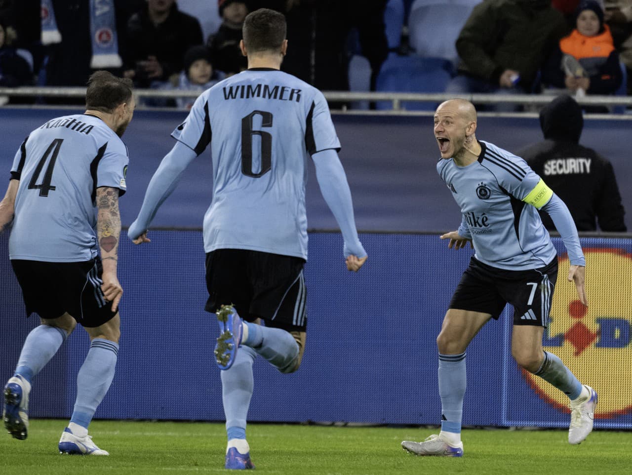 Slovan Bratislava oslavuje víťazstvo, no smúti za zranením hráča