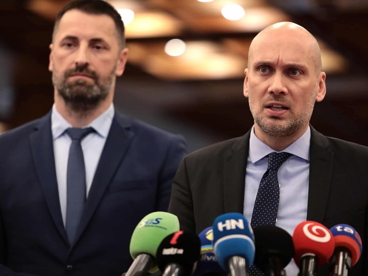 Opozícia kritizuje termín zavedenia energopomoci