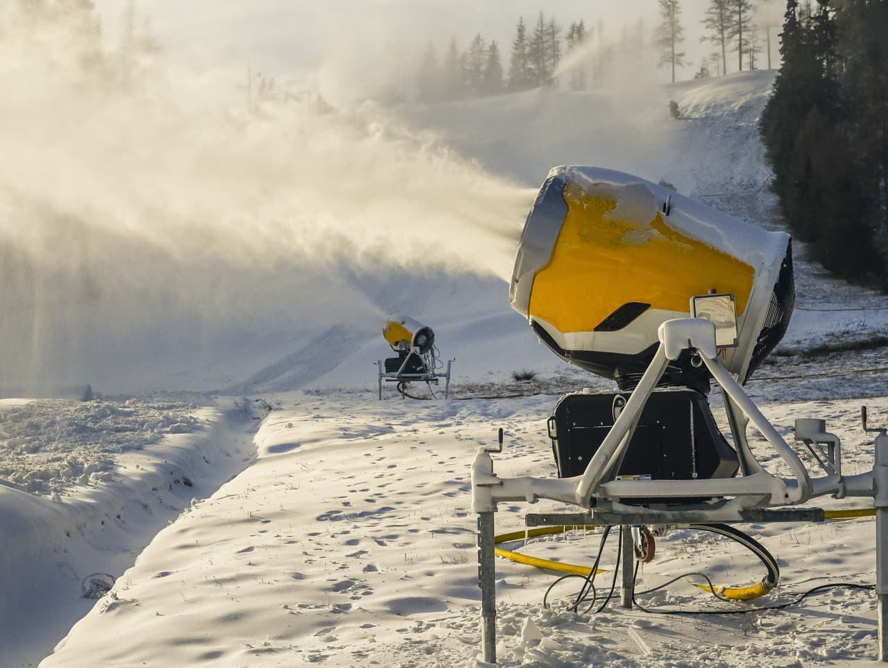 Začalo zasnežovanie zjazdoviek vo Vysokých a Nízkych Tatrách