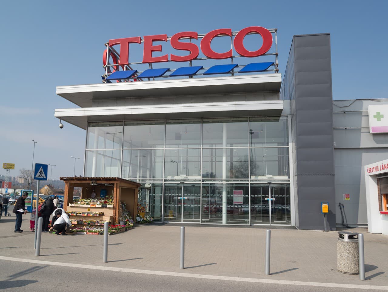 Tesco zavádza prísne pokuty za zlé parkovanie na parkoviskách