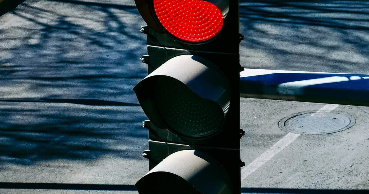 Na semaforoch v USA pribudne modrá farba pre policajtov