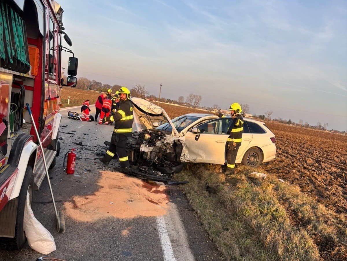 Dopravná nehoda pri Senci: Cesta uzavretá po čelnej zrážke dvoch áut