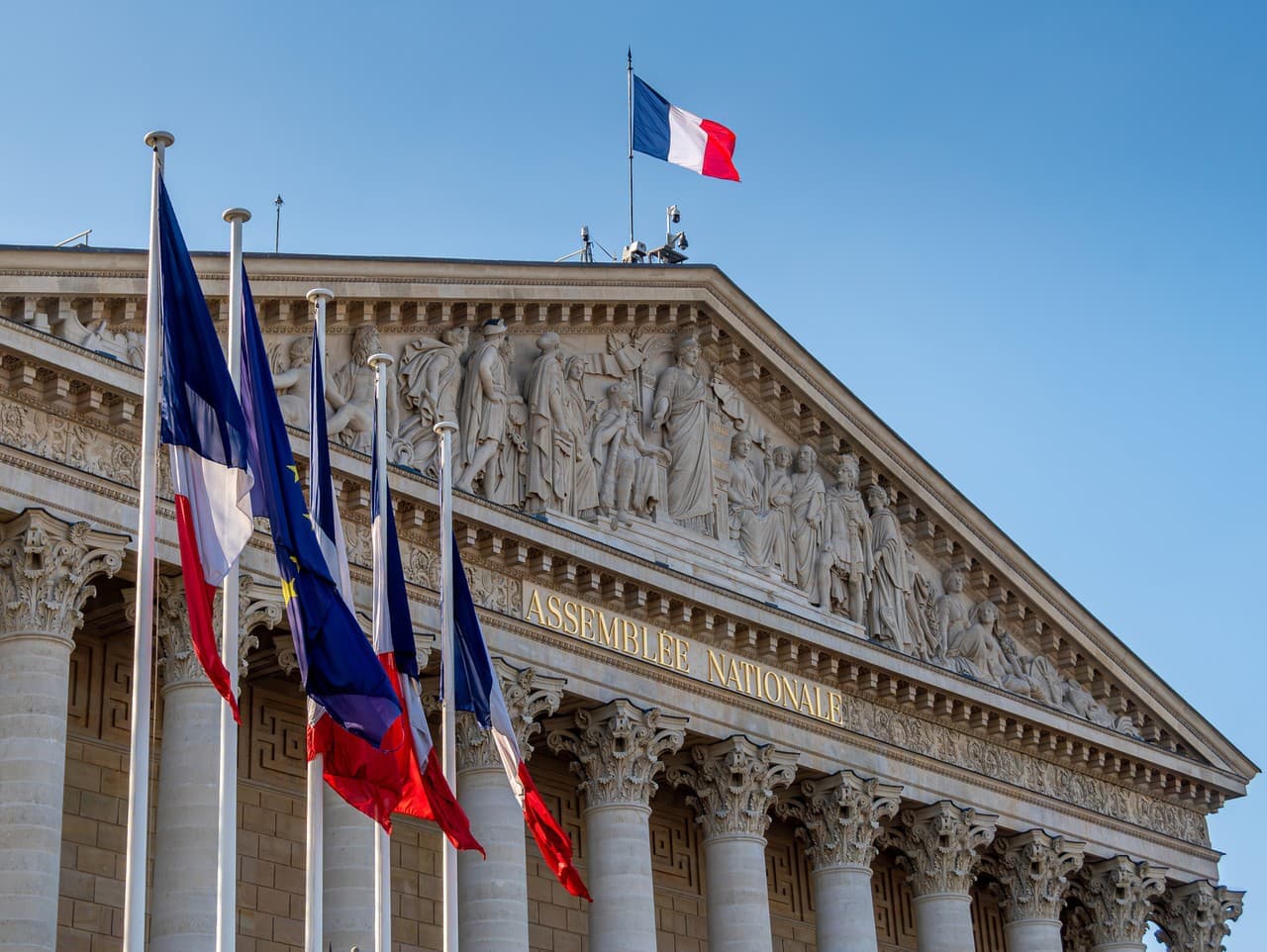 Francúzska vláda prežila hlasovanie o nedôvere, rozpočet prijatý