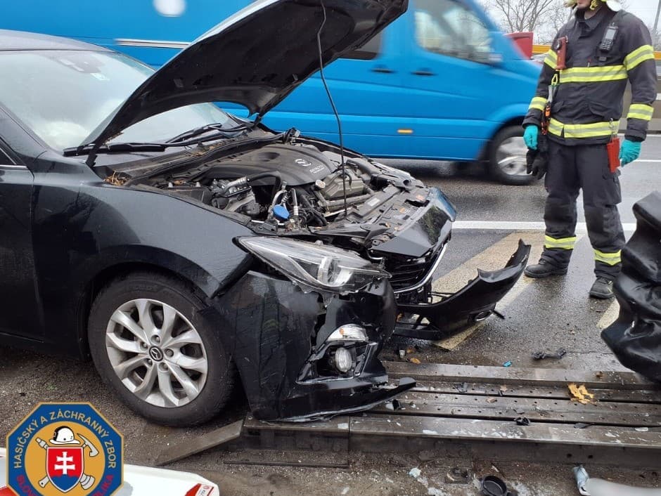 Nehoda dvoch áut na D2 v Bratislave si vyžiadala zásah záchranárov