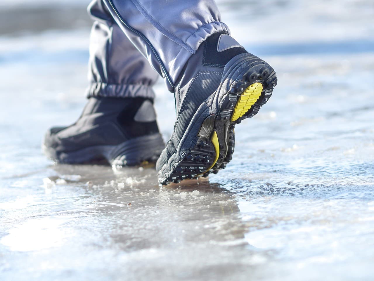 SHMÚ varuje: Poľadovica, snehové záveje a silný vietor na Slovensku