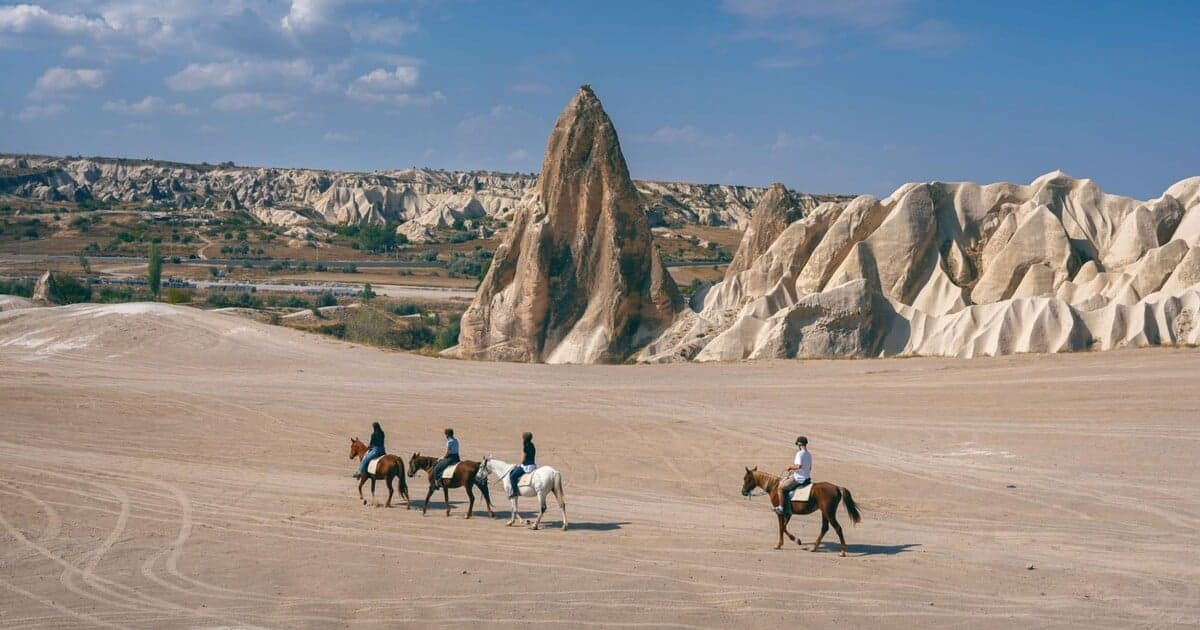 Objavte skryté poklady Turecka: Pamukkale, Kapadócia, Antalya a Egejská riviéra