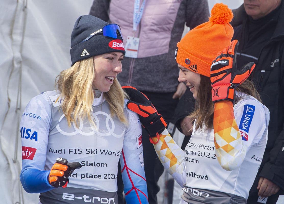 Mikaela Shiffrinová povzbudzuje Petru Vlhovú na ceste k návratu
