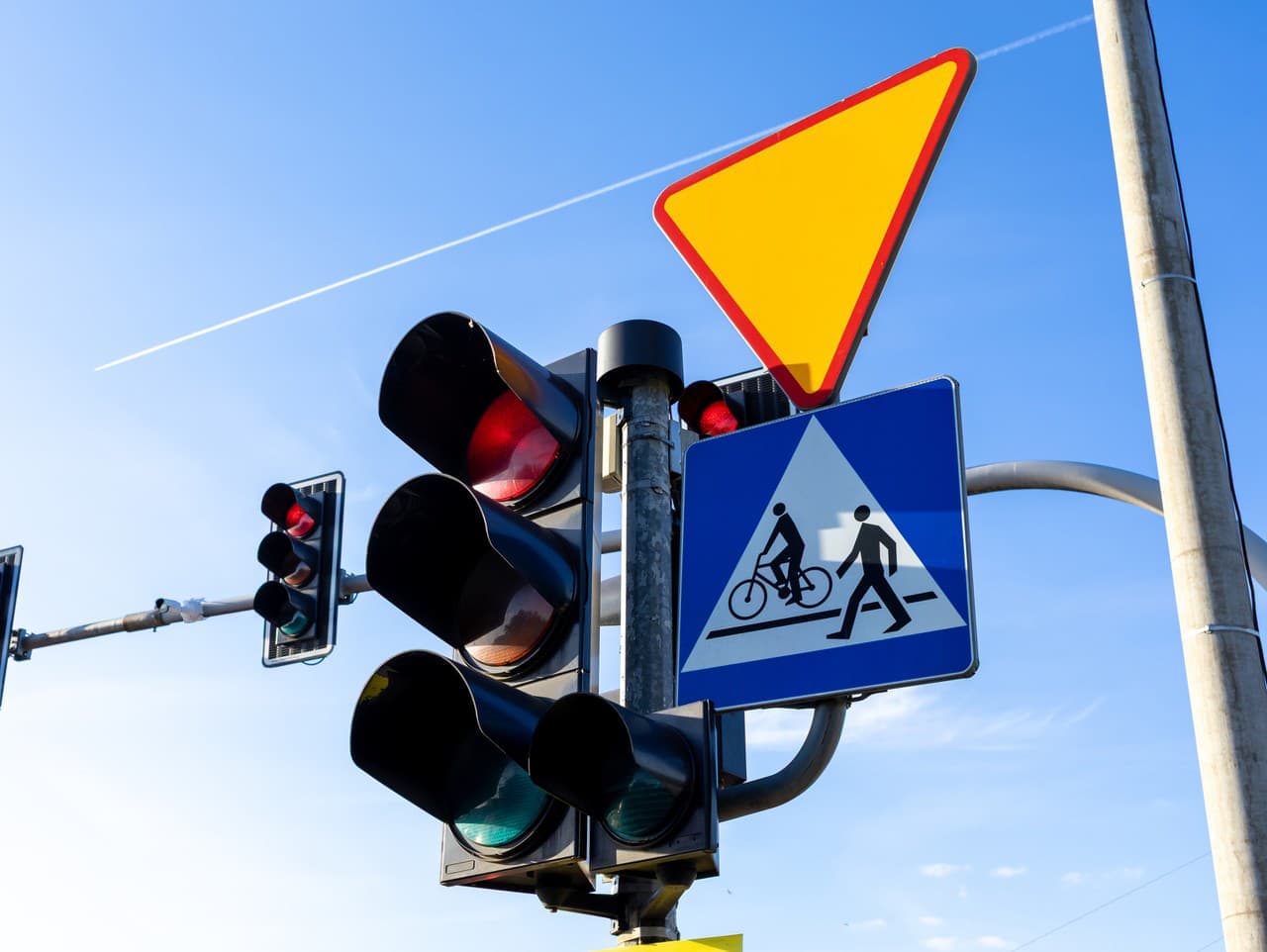 Modrá farba na semaforoch? Novinka pre policajtov v USA