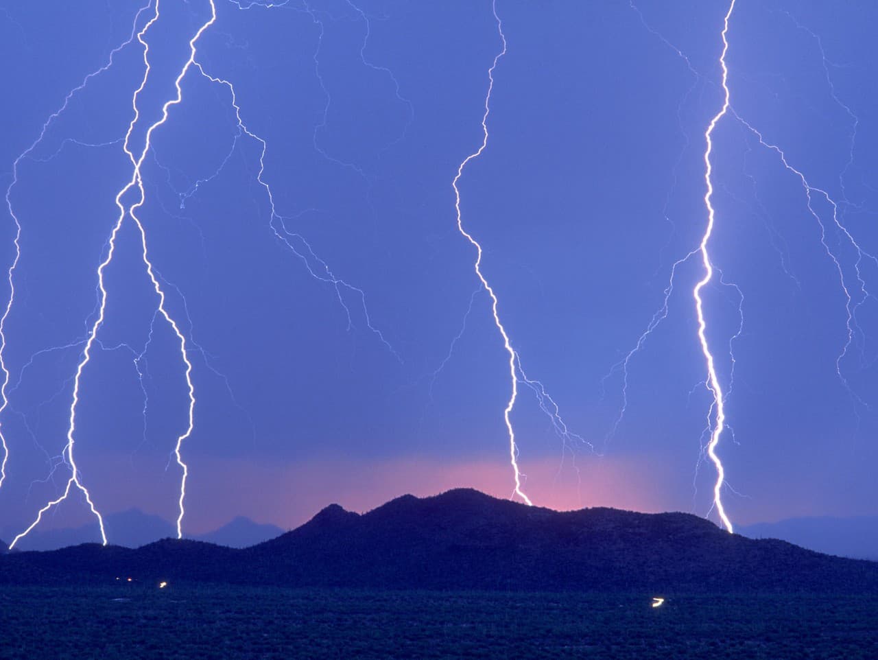 Vietnam zažíva najviac búrok za 64 rokov, povodne si vyžiadali obete