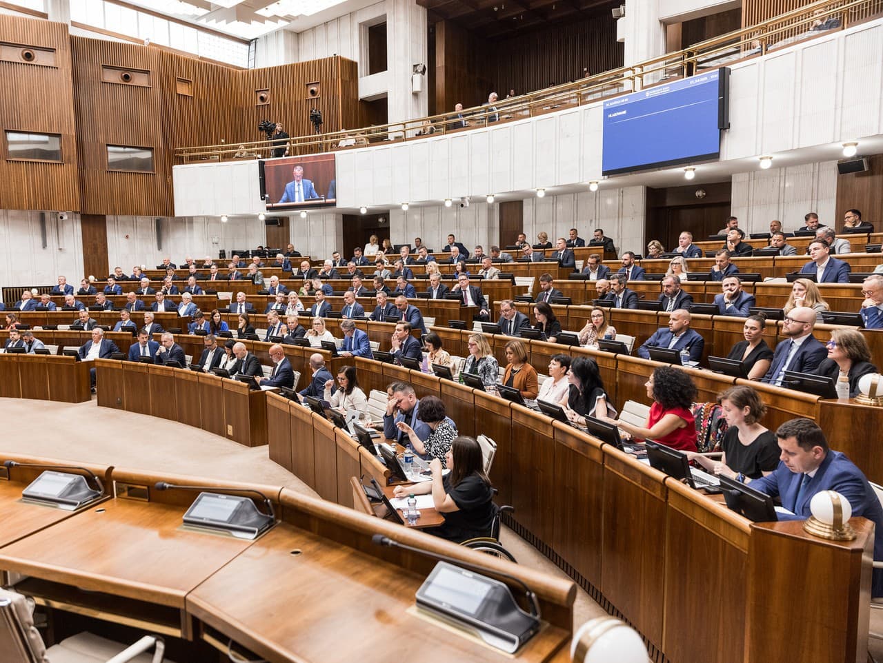 Poslanci NR SR začali rokovanie o príspevku na pomoc pri odkázanosti