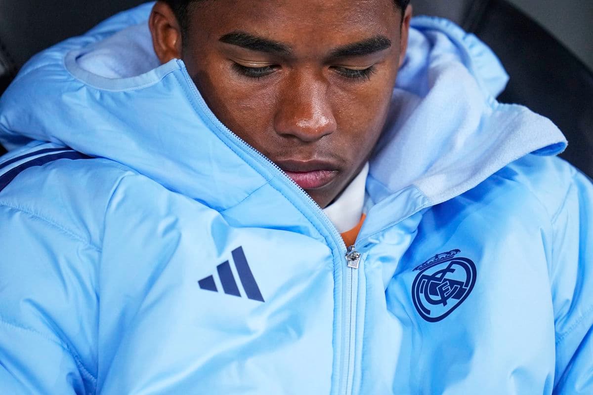 Endrick sa ocitol na lavičke, Alonso mu nedáva šancu