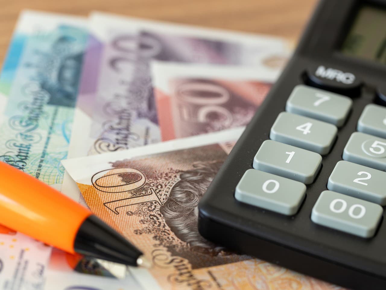 Británia obmedzí sociálne dávky pre žiadateľov o azyl