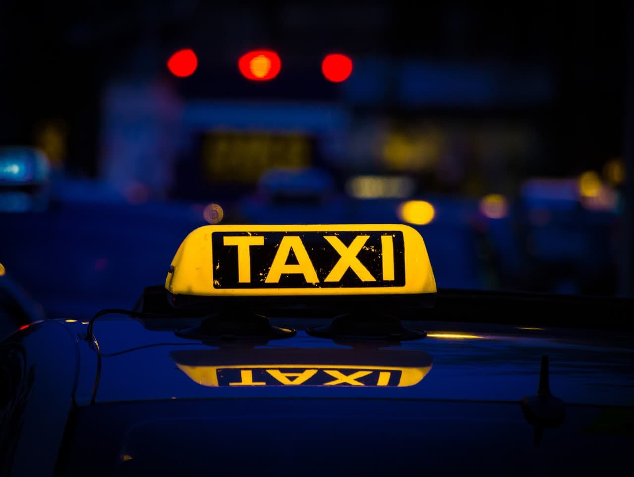 Finančná správa odhaľuje porušenia v taxislužbách: Kontroly pokračujú