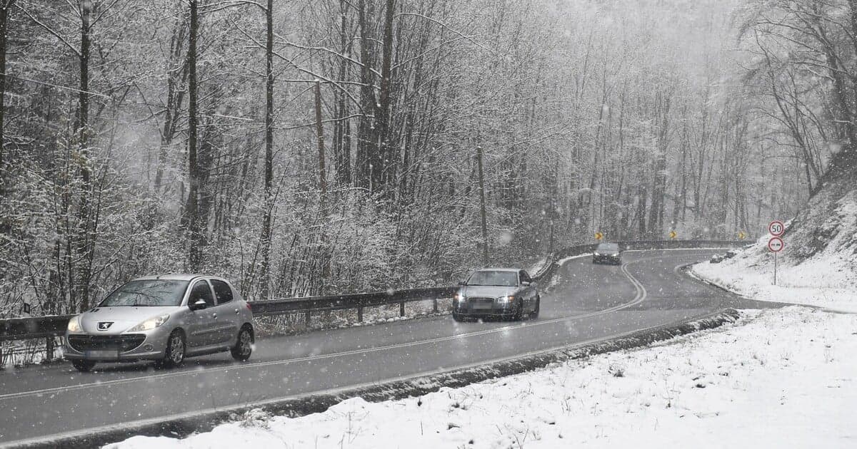 SHMÚ varuje pred snežením: Opatrnosť na cestách je nevyhnutná