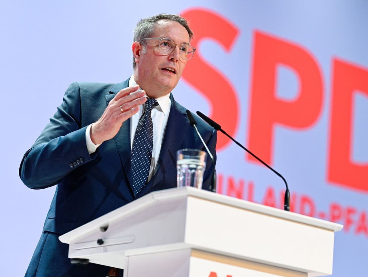 Politický škandál v Nemecku: 12 rokov plateného voľna pre úradníka