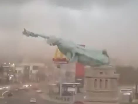 Silný vietor zhodil repliku sochy Slobody v Brazílii