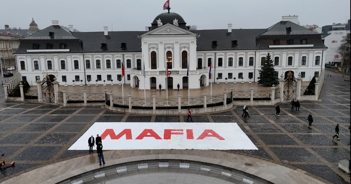 Alojz Hlina kritizuje organizovaný zločin pred Prezidentským palácom