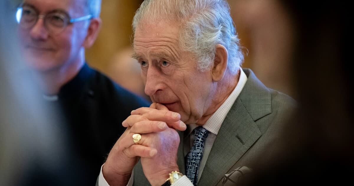 Princ Andrew stráca tituly a kráľovské sídlo po kauze s Epsteinom