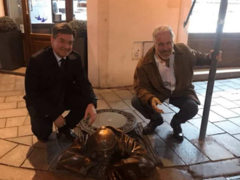 Nové fotografie Lajčáka a Epsteina vyvolávajú kontroverzie