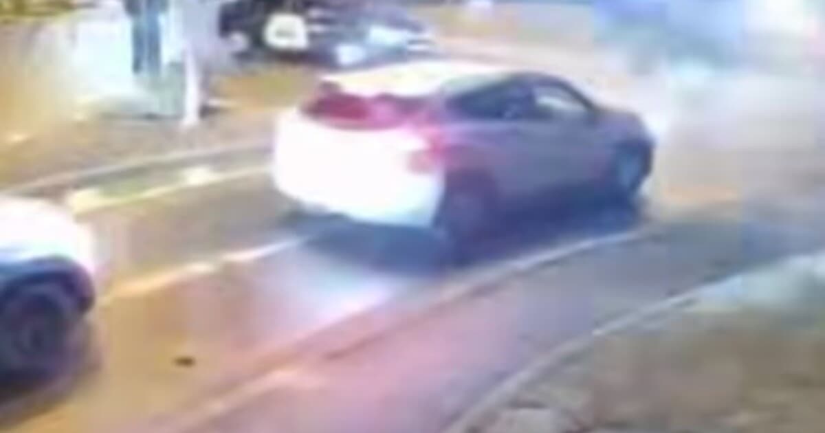 Dramatická nehoda v Oradei: Vodič Mercedesu preletel cez kruhový objazd