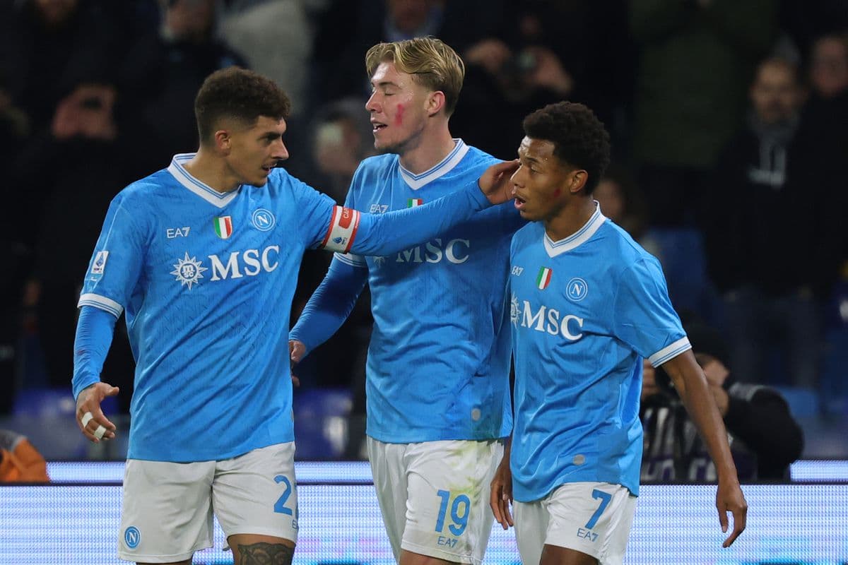 Neapol triumfoval nad Atalantou a vedie Serie A