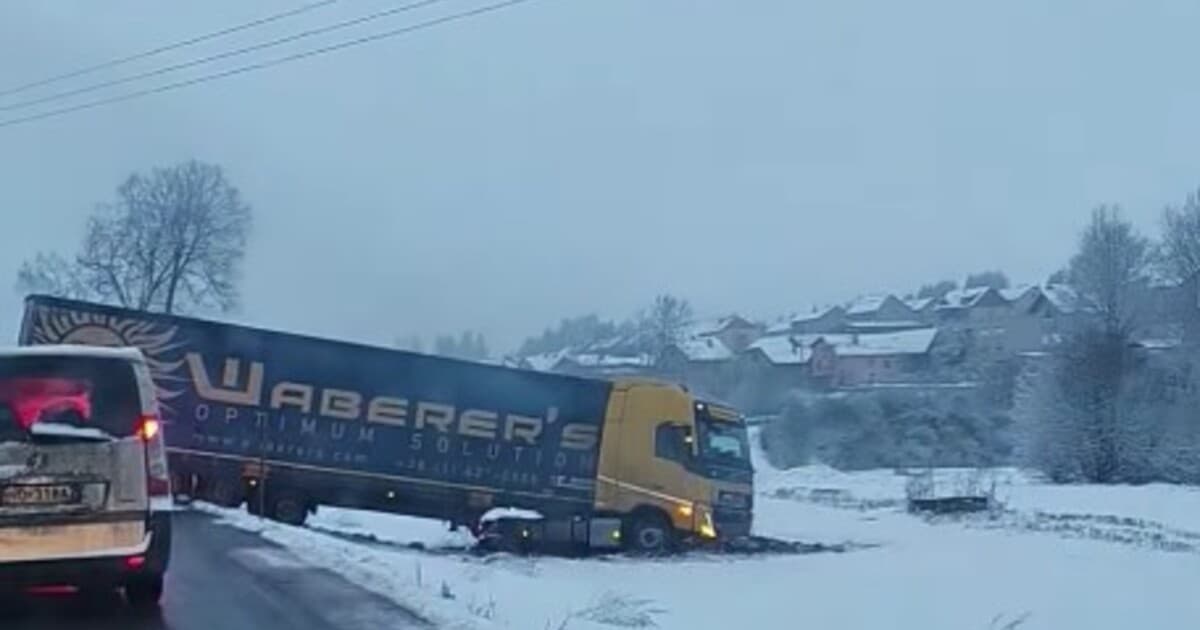 Prevrátený kamión zablokoval cestu na severe Slovenska