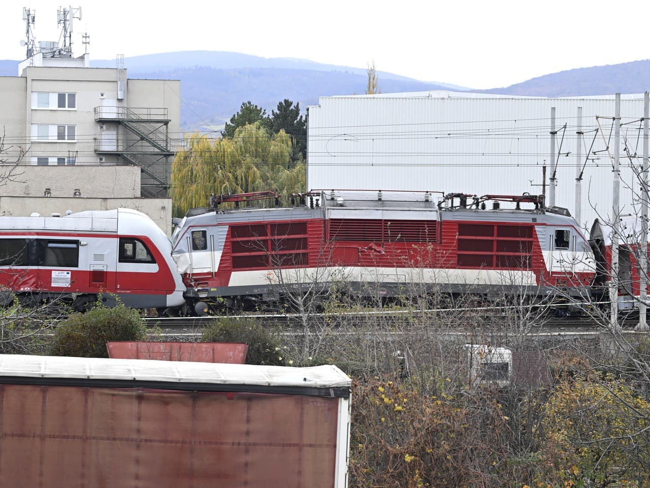 Vlaková nehoda pri Bratislave si vyžiadala desiatky zranených