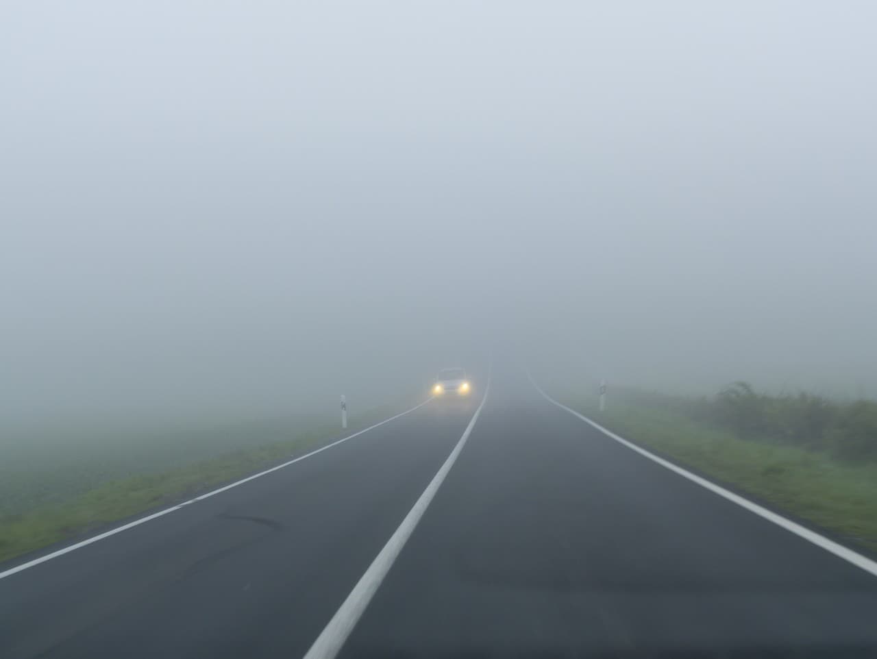 Hmla môže skomplikovať dopravu na Slovensku