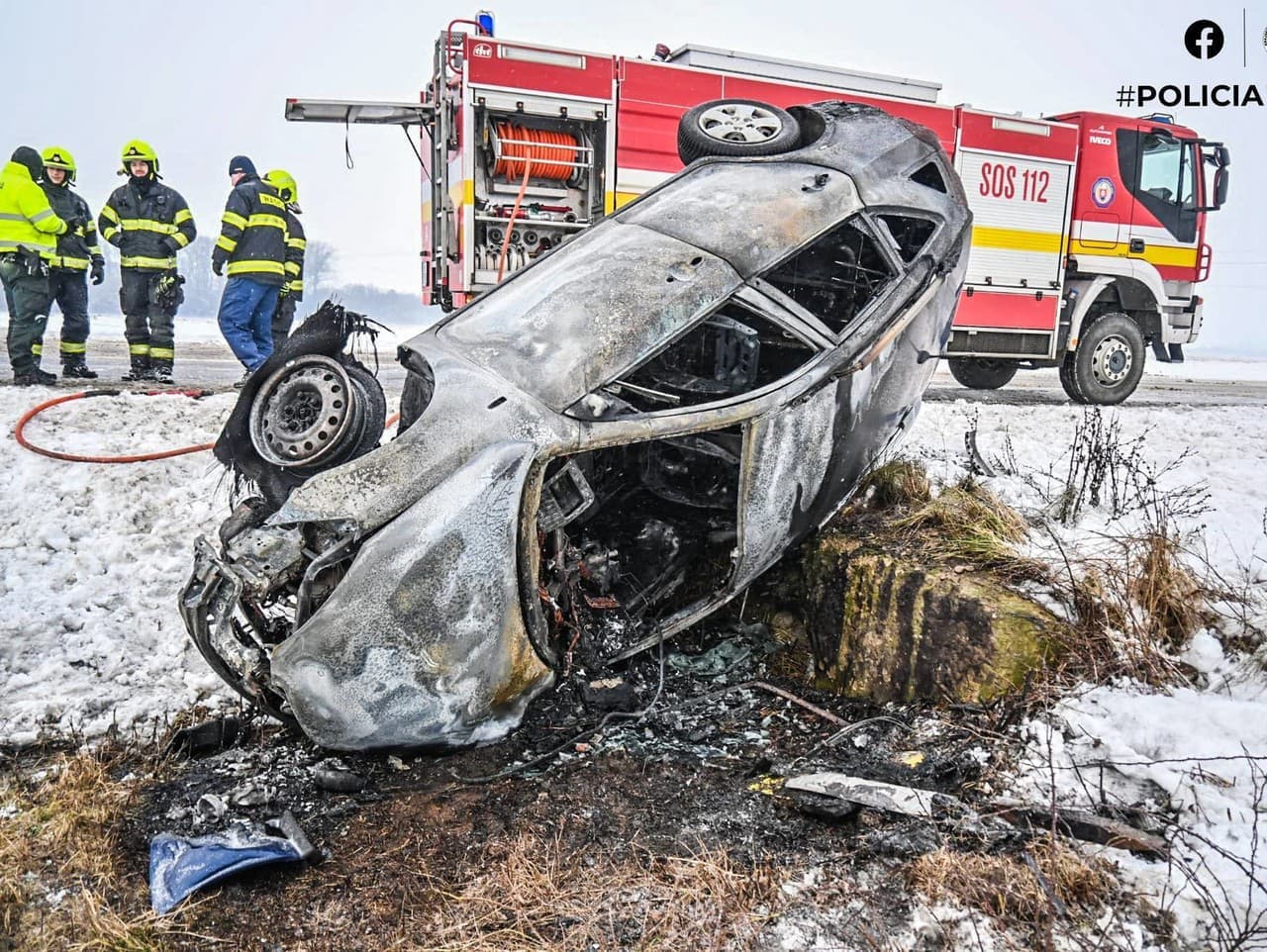 Dramatická nehoda pri Michalovciach: Auto skončilo na streche a horelo