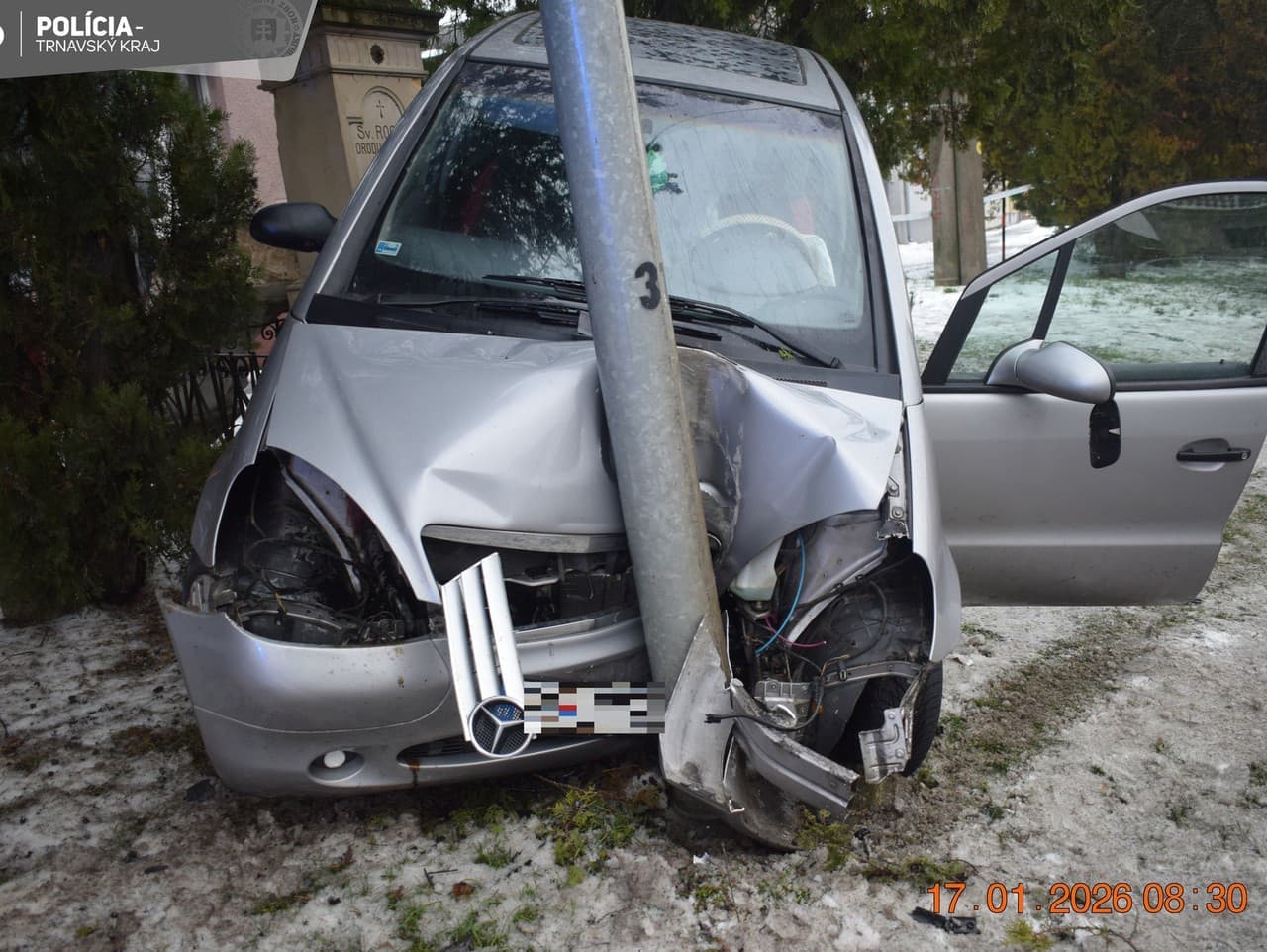 Mladík bez vodičáku zdemoloval sochu v Boleráze