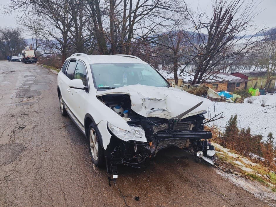 Vodič v Cinobani zdemoloval elektrický stĺp, test na drogy bol pozitívny