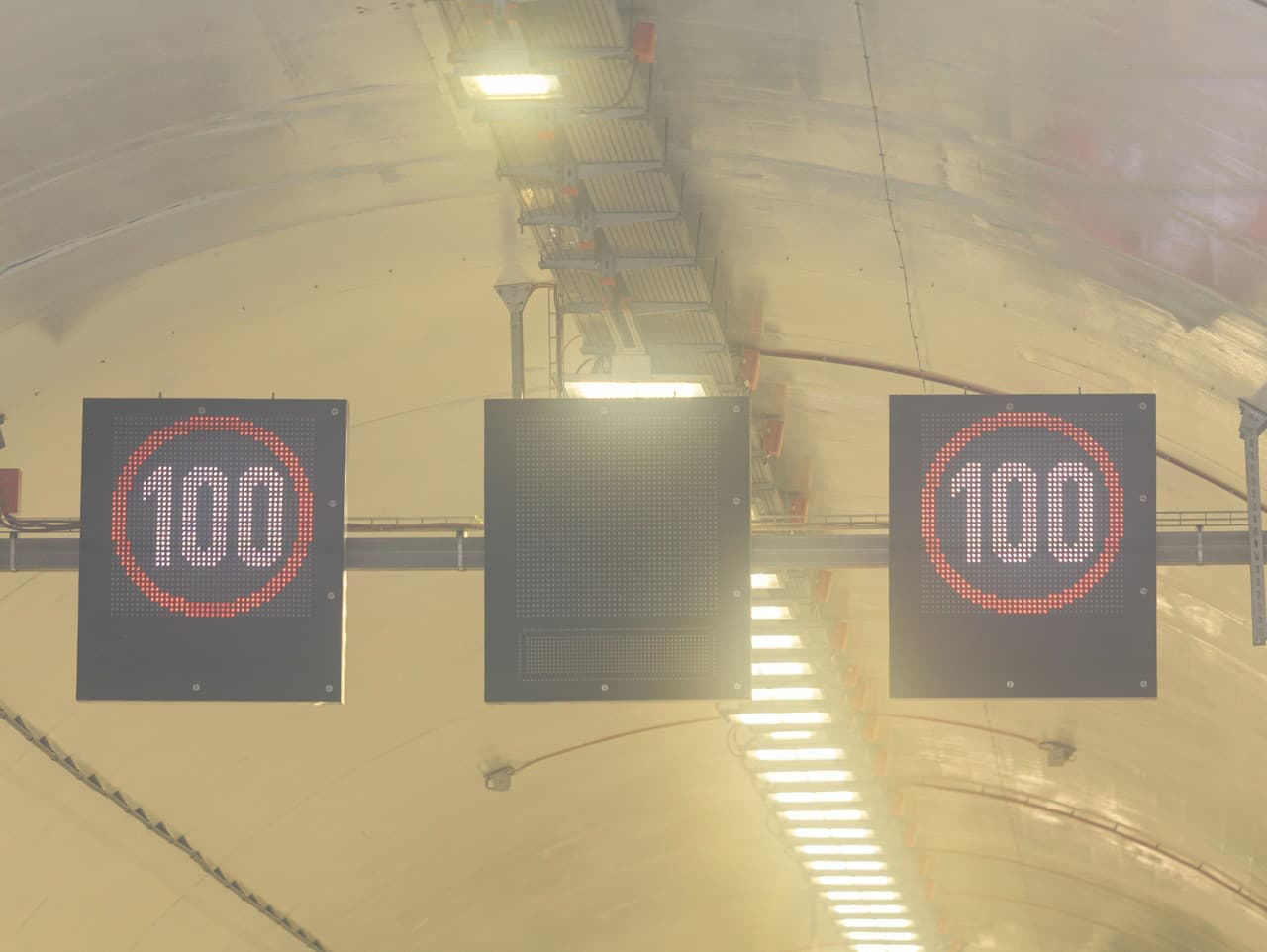 Diaľničiari varujú: Opatrnosť pri prejazde tunelom Višňové je kľúčová