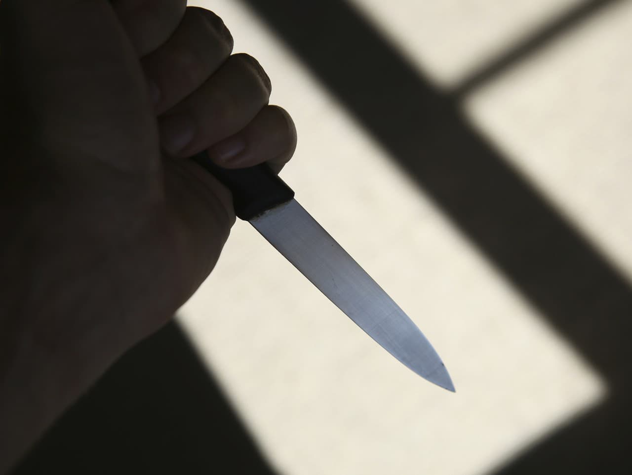 Mladík sa vyhrážal zabitím po vniknutí do rodinného domu