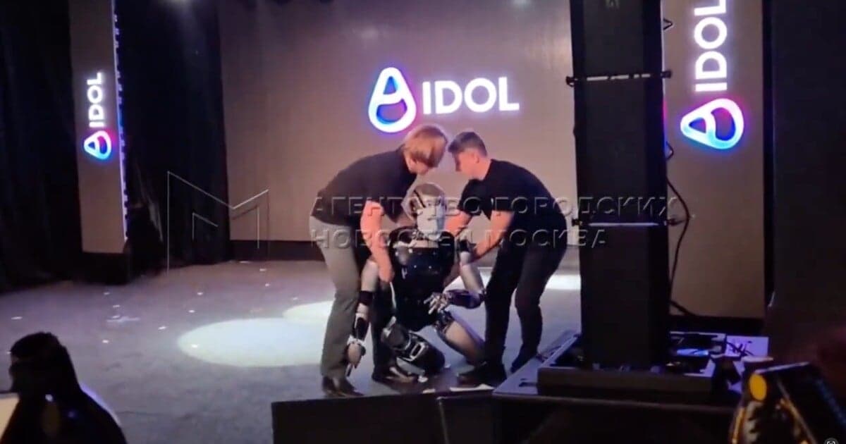 Debut ruského robota AIdol skončil katastrofou