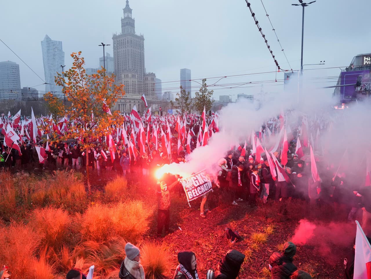 Pokojný Pochod nezávislosti vo Varšave prilákal stovky tisíc účastníkov