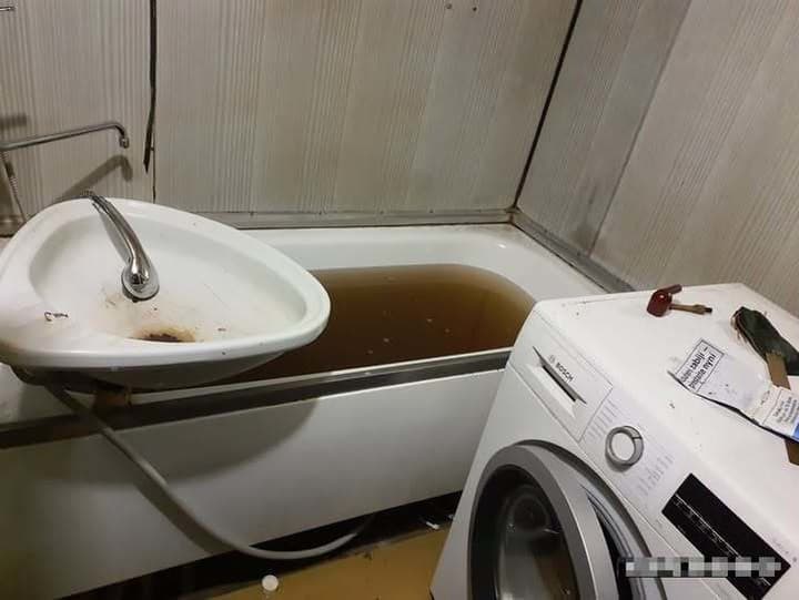 Agresívny sused spôsobil nočnú drámu: Policajný zásah v Kladne