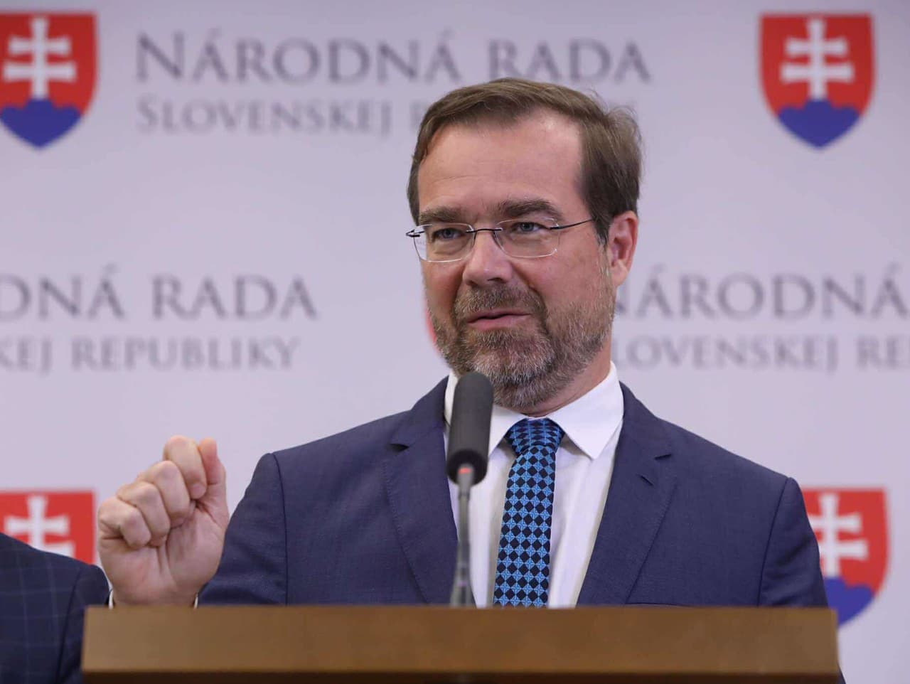 Krajčí kritizuje Šaška za nečinnosť pri stabilizačnom príspevku pre sestry