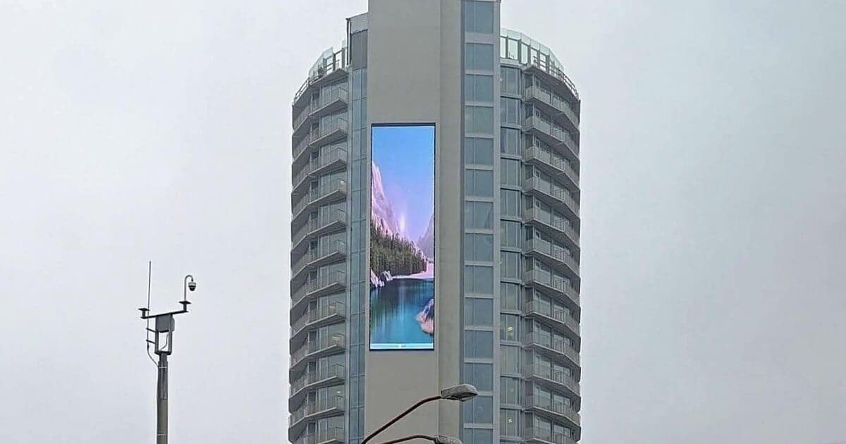 Matúš Vallo kritizuje LED panel na Kukurici ako vizuálny smog