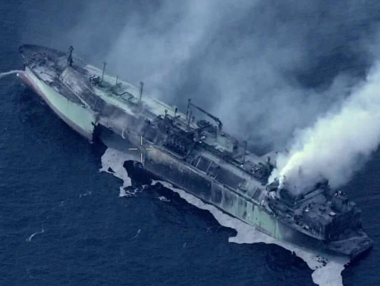 Ruský tanker Arctic Metagaz unášaný morom po výbuchoch v Líbyi