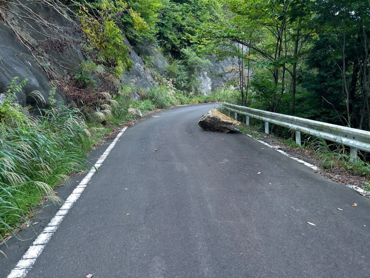 Na Donovaloch a Šturci padajú skaly, vodiči buďte opatrní