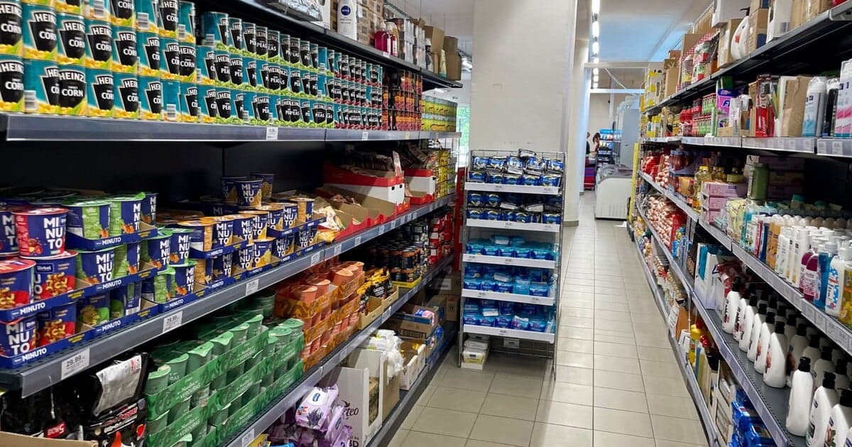 Britské supermarkety uzamykajú čokoládu kvôli nelegálnemu obchodu