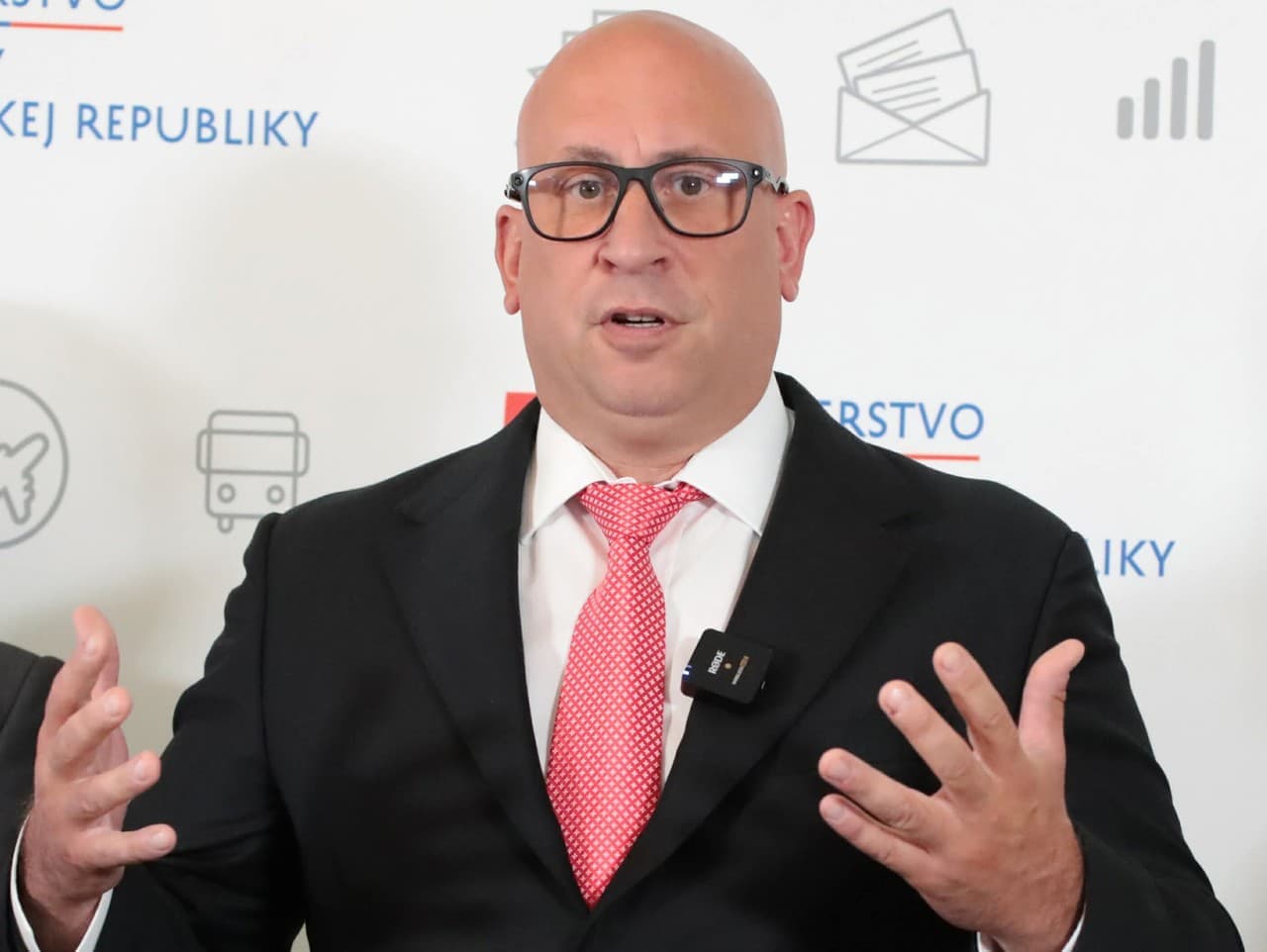 Minister Ráž podáva žalobu proti zrušeniu tendra na diaľnicu D1