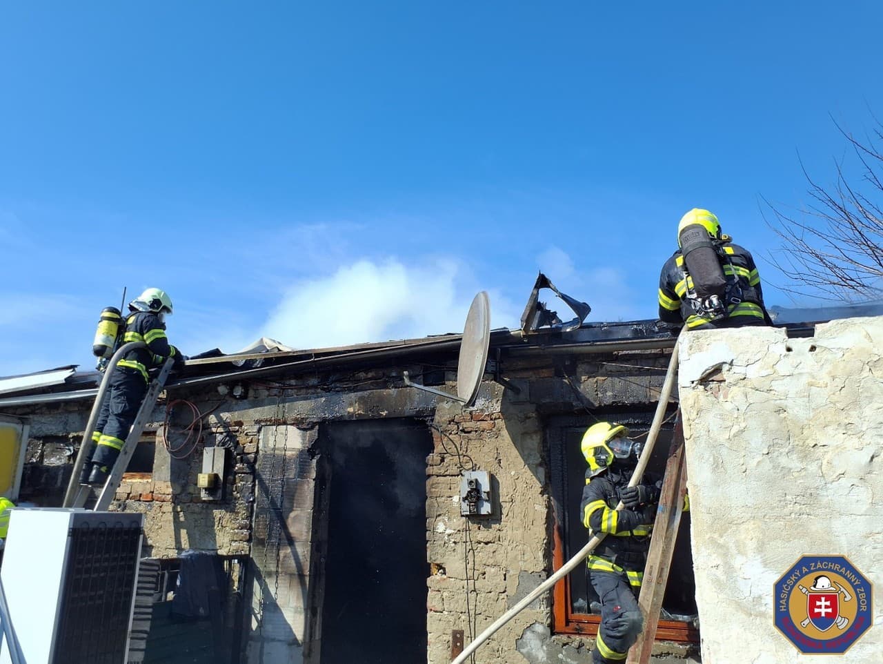 Požiar strechy rodinného domu v Podunajských Biskupiciach
