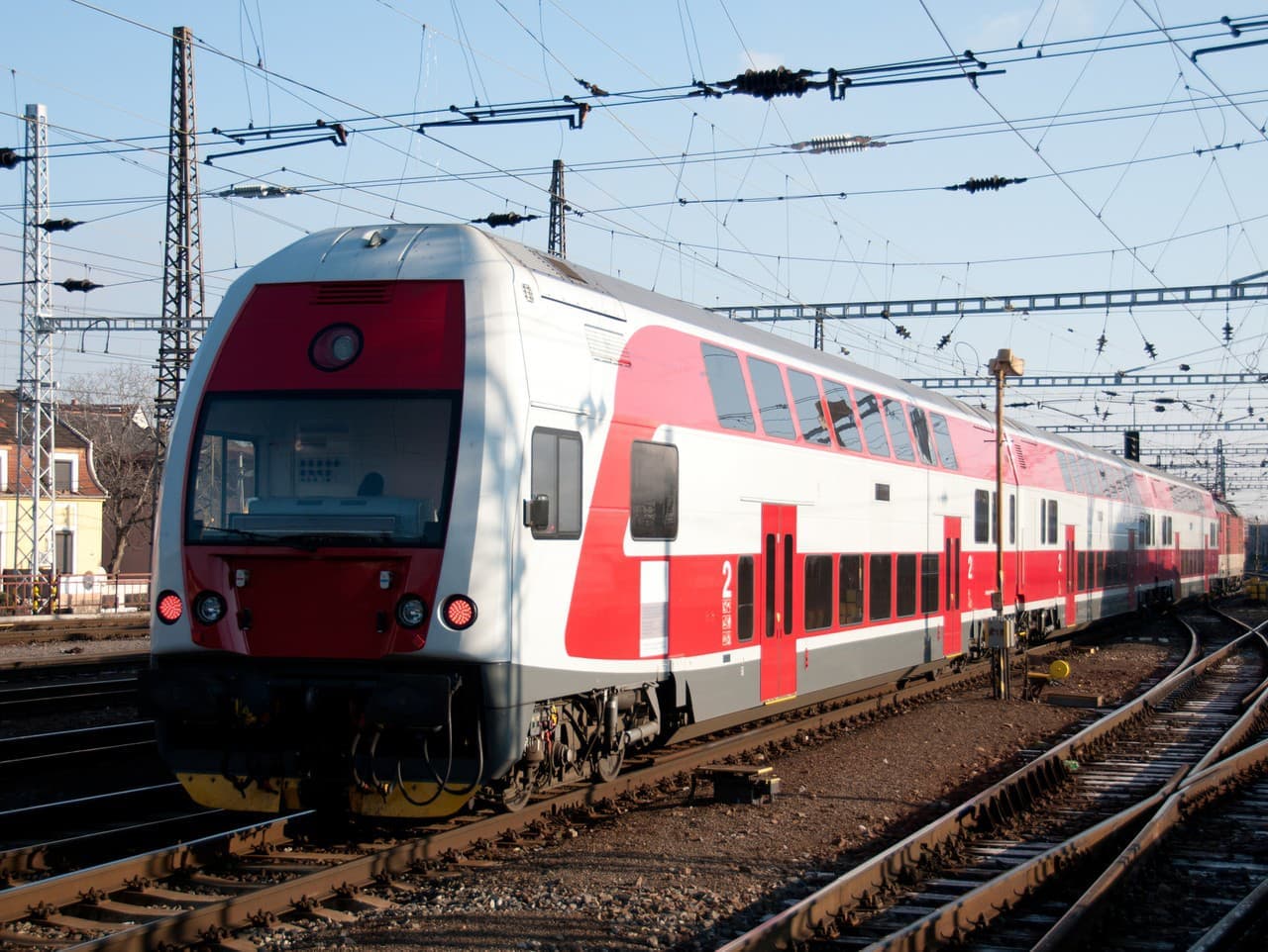 Vlaky pri Pezinku opäť jazdia plnou rýchlosťou od stredy