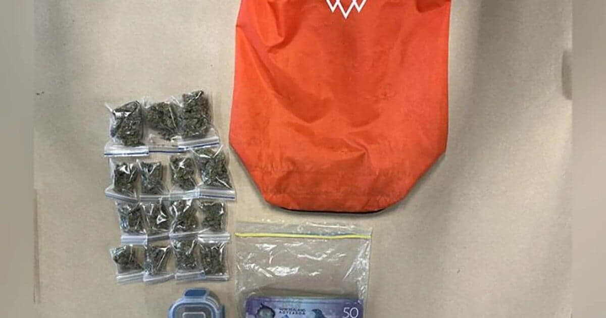 Tínedžeri omylom darovali tašku s marihuanou a hotovosťou