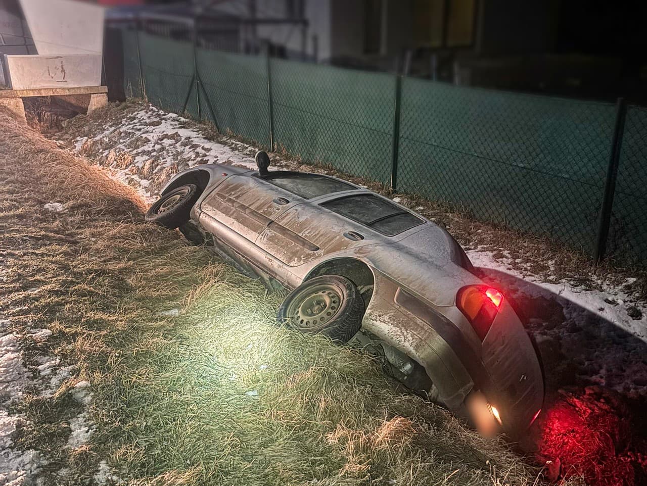 Opitá tínedžerka spôsobila nehodu a skrývala sa pod matracom