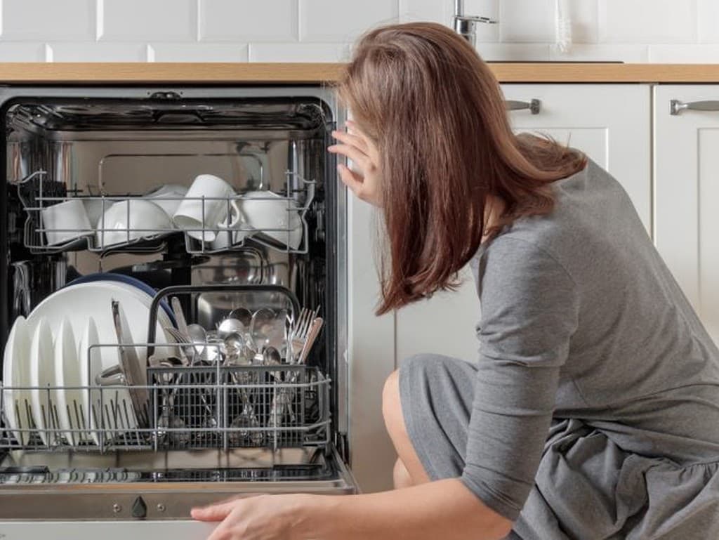 Čo by ste nikdy nemali dávať do umývačky riadu?