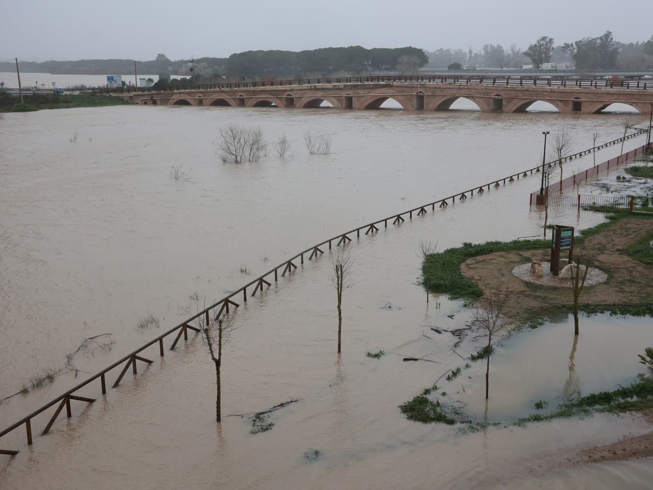 Španielsko zrušilo najvyšší stupeň pohotovosti po búrke Leonardo