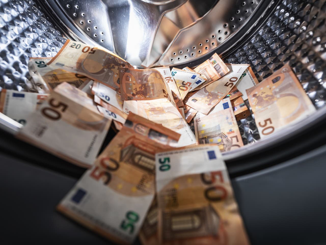 EÚ spúšťa nový úrad proti praniu špinavých peňazí, plne funkčný v roku 2028